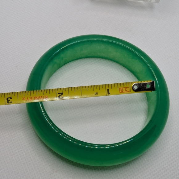 Green Jade Bangle Bracelet - Picture 5 of 7